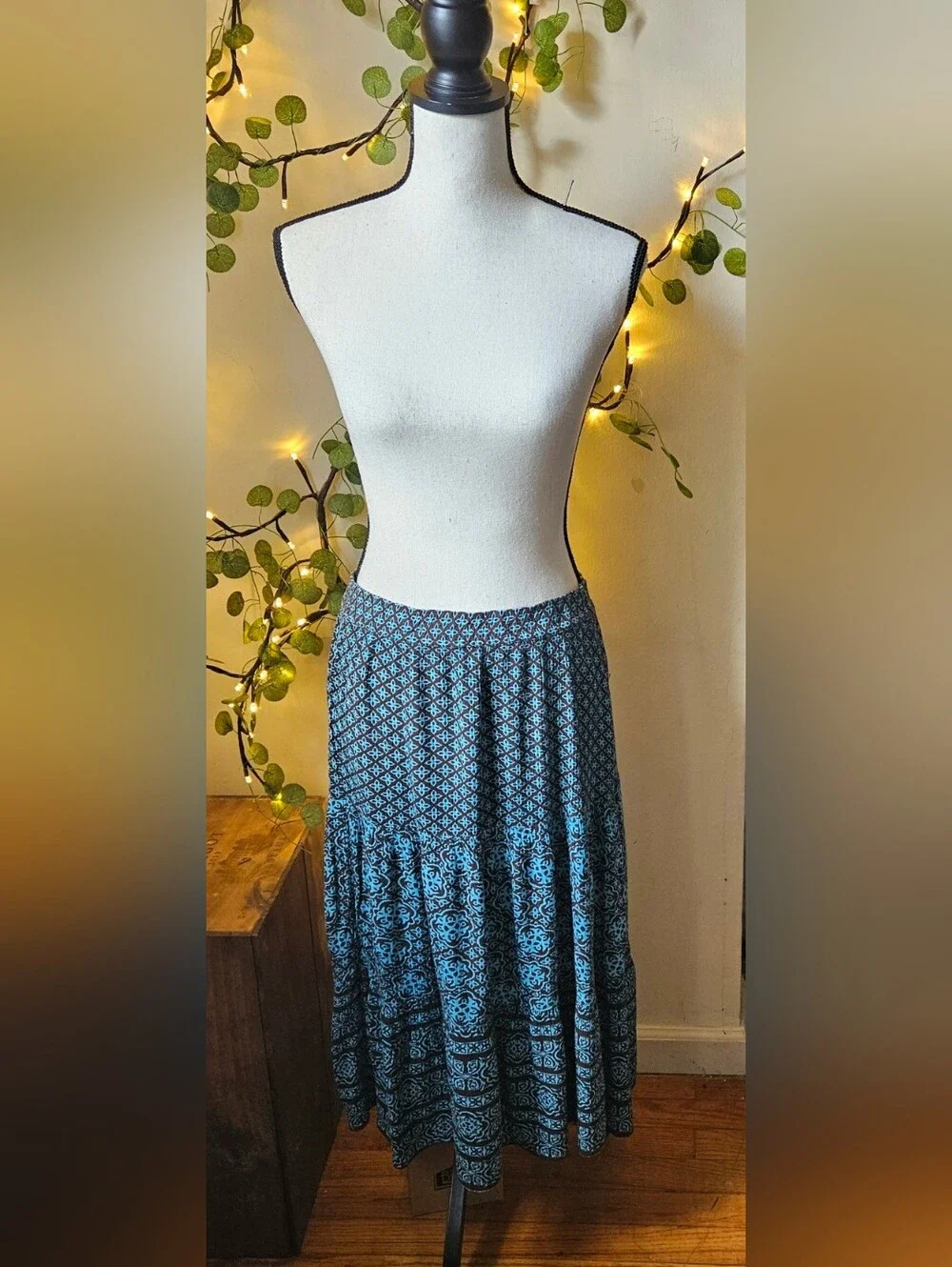 Vintage Sag Harbor petite medium tiered skirt featuring an intricate geometric a